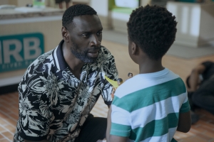 Omar Sy con su hijo en una escena de la película. DIAMOND FILMS
